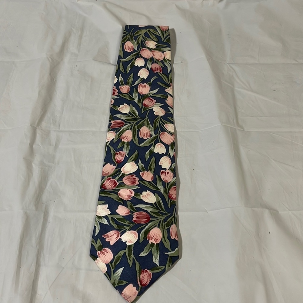 Nameless men’s tulip tie 100% silk like new 4”W x 58L. Tie  makes a statement!